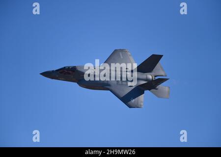 United States Marine Corps F-35B Lightning II esegue un flyby con postbruciatore durante una dimostrazione a bordo di MCAS Miramar, a San Diego, California. Foto Stock