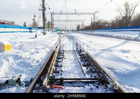 Interruttore ferroviario scavato dalla neve in inverno, fuoco selettivo Foto Stock