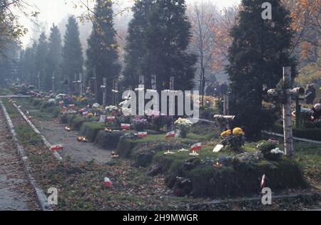 Warszawa 01.11.1984. Dzieñ Wszystkich Œwiêtych na Cmentarzu Wojskowym na Pow¹zkach. ka PAP/Tadeusz ZagoŸdziñski Varsavia, 1 novembre 1984. Giornata di tutti i Santi al cimitero militare di Powazki. ka PAP/Tadeusz Zagozdzinski Foto Stock