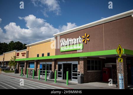 Columbia County, GA USA - 07 28 21: Negozio al dettaglio nel quartiere di Walmart Foto Stock