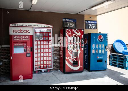 Columbia County, GA USA - 07 28 21: Negozio al dettaglio nel quartiere di Walmart Foto Stock