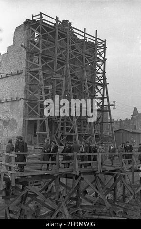 Warszawa, 1948-10. Budowa Trasy W-Z (Wschód-Zachód). NZ. Zwiedzanie placu budowy tunelu przy placu Zamkowym. Na pierwszym planie k³adka ³¹cz¹ca Krakowskie Przedmieœcie z pl. Zamkowym i obubowana rusztowaniami, kamienica Leszczyñskich. pw PAP Dok³adny dzieñ wydarzenia nieustalony. Varsavia, 1949 ottobre. La costruzione del percorso W-Z (Est-Ovest). Nella foto: Visita al sito di costruzione di un tunnel sotto Piazza Zamkowy. In primo piano un cavalcavia che collega Krakowskie Przedmieœcie a Piazza Zamkowy. Sullo sfondo il Leszczuynski tenement dietro il ponteggio (a sinistra). pw PAP Foto Stock