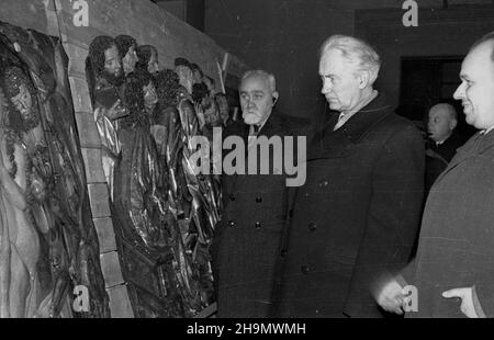 Kraków, 1948-10. W 1945 r. odnaleziono poszczególne fragmenty rzeŸb O³tarza Mariackiego Wita Stwosza w schronie pod zbombardowanym zamkiem w Norymberdze. 30 kwietnia 1946 r. rzeŸby z retabulum o³tarza Zaœniêcia NMP zosta³y przewiezione na Wawel. Prace nad konserwacj¹ o³tarza wykona³a Pañstwowa Pracownia Konserwacji i Malarstwa pod kierunkiem konserwatora Mariana S³oneckiego przy sta³ym nadzorze komisji powo³anej przez Naczeln¹ Dyrekcjê Muzeów i ocrony Zabytków. Wizyta goœci obchodów jubileuszu 75-lecia istnienia Polskiej Akademii Nauk. Centralnie prof. Borys Grekow storico przewodnicz¹cy Foto Stock