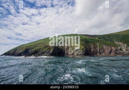 Ring of Kerry, Wild Atlantic Way, West Ireland, Iveragh Peninsula, crociera lungo le scogliere, Kerry Coastline, strada costiera panoramica alla luce del sole, Irlanda Foto Stock