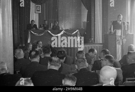 Warszawa, 1948-10-02. 2 i 3 paŸdziernika obradowa³a Rada Naczelna Stronnictha Ludowego (RN SL), omawiano problemy zjednoczenia ruchu ludowego przebudowy stosunków produkcyjnych na wsi. Na przewodnicz¹cego Rady Naczelnej SL wybrano W³adys³awa Kowalskiego. sto³em prezydialnym siedz¹, od lewej: cz³onek i sekretarz RN SL Józef Ozga-Michalski, wieceprzewodnicz¹cy RN SL pose³ Stanis³aw Janusz, pose³ Jan Tabor. Na mównicy sekretarz generalny SL, wicePremier Antoni Korzycki. mw PAP Varsavia, 2 ottobre 1948. L'inizio del dibattito di due giorni del Consiglio principale del Partito contadino (RN Foto Stock