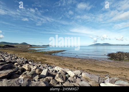 Ring of Kerry, Wild Atlantic Way, West Ireland, Iveragh Peninsula, crociera lungo le scogliere, Kerry Coastline, strada costiera panoramica alla luce del sole, Irlanda Foto Stock