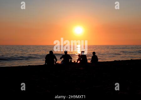 Tramonto a Carlsbad, CA con una famiglia che gode la vista. Foto Stock