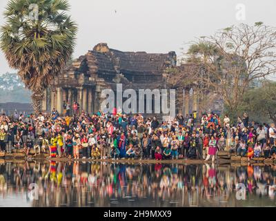 I turisti aspettano l'alba alla Biblioteca Nord di Angkor Wat - Siem Reap, Cambogia Foto Stock