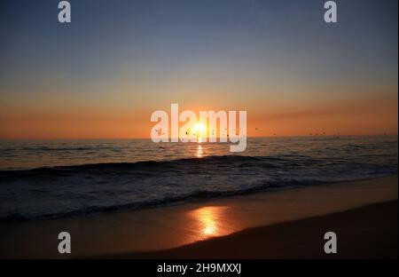 Tramonto a Carlsbad, CA con una famiglia che gode la vista. Foto Stock