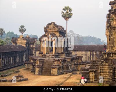 Una delle biblioteche di Angkor Wat alla luce del mattino presto - Siem Reap, Cambogia Foto Stock