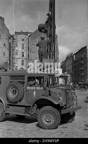 Warszawa, 1948-10-04. Stolica jest najlepiej zradiofonizowanym miastem w Polsce, 5 radiowêz³ów dzielnicowych obs³uguje 14 tys. g³oœników. Zradiofonizowane s¹ 4 szpitale, 23 szko³y i 44 wiêksze zak³ady. NZ. Instalowanie ulicznego g³oœnika. mw PAP Varsavia, 4 ottobre 1948. La capitale dispone dei migliori servizi radio sviluppati in Polonia, con cinque centri di teleruttori di distretto serviti da 14,000 altoparlanti. I servizi radio sono stati sviluppati in 4 ospedali, 23 scuole e 44 impianti principali. Nella figura: Installazione di un altoparlante stradale. mw PAP Foto Stock