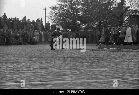 Warszawa, 1948-10-05. Ogólnopolskie zawody motocyklowe o mistrzostwo Warszawy, zorganizowane przez Klub Motorowy Okêcie. Jecha³o 52 zawodników. Inizio i meta przy ul. 6 Sierpnia. Trasa wiod³a ulicami: Noakowskiego, Koszykow¹, Such¹. mw PAP Varsavia, 5 ottobre 1948. La gara nazionale di motori per il campionato di Varsavia organizzata dall'Okecie Motor Club con la partecipazione di 52 concorrenti. La linea di partenza e quella di arrivo si trovavano in via Sierpnia 6. Il percorso ha condotto via Noakowskiego, Koszykowa, Sucha Street. mw PAP Foto Stock