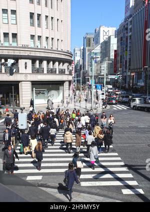 L'attraversamento pedonale con molte persone che camminano all'incrocio tra l'edificio Ricoh e l'edificio Wako a Ginza, Tokyo, Giappone. Foto Stock