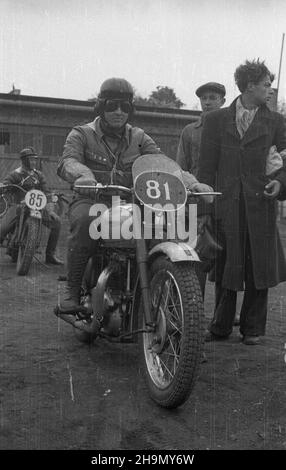 Warszawa, 1948-10-05. Ogólnopolskie zawody motocyklowe o mistrzostwo Warszawy, zorganizowane przez Klub Motorowy Okêcie. Jecha³o 52 zawodników. Inizio i meta przy ul. 6 Sierpnia. Trasa wiod³a ulicami: Noakowskiego, Koszykow¹, Such¹. mw PAP Varsavia, 5 ottobre 1948. La competizione nazionale motociclistica per il campionato di Varsavia, organizzata dall'Okecie Motorcycle Club, con la partecipazione di 52 concorrenti. La partenza e la fine su via Sierpnia 6. Il percorso della gara ha condotto attraverso Noakowskiego, Koszykowa, Sucha Streets. pap. mw Foto Stock