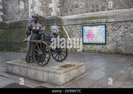 Statua di Molly Malone, Dublino attraverso l'obiettivo, passeggiata a Dublino, fotografia urbana, fotografia di strade, Dublino, Irlanda Foto Stock