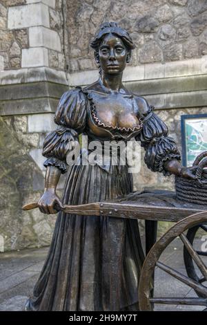 Statua di Molly Malone, Dublino attraverso l'obiettivo, passeggiata a Dublino, fotografia urbana, fotografia di strade, Dublino, Irlanda Foto Stock