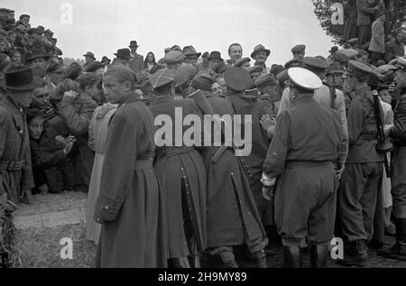 Warszawa, 1948-10-05. Ogólnopolskie zawody motocyklowe o mistrzostwo Warszawy, zorganizowane przez Klub Motorowy Okêcie. Jecha³o 52 zawodników. Inizio i meta przy ul. 6 Sierpnia. Trasa wiod³a ulicami: Noakowskiego, Koszykow¹, Such¹. Kibice. MW PAP Varsavia, 5 ottobre 1948. La competizione nazionale motociclistica per il campionato di Varsavia, organizzata dall'Okecie Motorcycle Club, con la partecipazione di 52 concorrenti. La partenza e la fine su via Sierpnia 6. Il percorso della gara ha condotto attraverso Noakowskiego, Koszykowa, Sucha Streets. Nella figura: Ventilatori. pap. mw Foto Stock