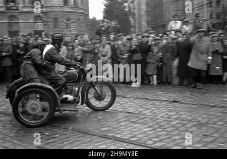 Warszawa, 1948-10-05. Ogólnopolskie zawody motocyklowe o mistrzostwo Warszawy, zorganizowane przez Klub Motorowy Okêcie. Jecha³o 52 zawodników. Inizio i meta przy ul. 6 Sierpnia. Trasa wiod³a ulicami: Noakowskiego, Koszykow¹, Such¹. NZ. Zawodnicy przy wjeŸdzie w ul. Noakowskiego. mw PAP Varsavia, 5 ottobre 1948. La competizione nazionale motociclistica per il campionato di Varsavia, organizzata dall'Okecie Motorcycle Club, con la partecipazione di 52 concorrenti. La partenza e la fine su via Sierpnia 6. Il percorso della gara ha condotto attraverso Noakowskiego, Koszykowa, Sucha Streets. Nella figura: Curve concorrenti Foto Stock