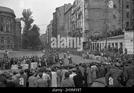 Warszawa, 1948-10-05. Ogólnopolskie zawody motocyklowe o mistrzostwo Warszawy, zorganizowane przez Klub Motorowy Okêcie. Jecha³o 52 zawodników. Inizio i meta przy ul. 6 Sierpnia. Trasa wiod³a ulicami: Noakowskiego, Koszykow¹, Such¹. Kibice stoj¹cy wzd³u¿ ul. Noakowskiego. mw PAP Varsavia, 5 ottobre 1948. La competizione nazionale motociclistica per il campionato di Varsavia, organizzata dall'Okecie Motorcycle Club, con la partecipazione di 52 concorrenti. La partenza e la fine su via Sierpnia 6. Il percorso della gara ha condotto attraverso Noakowskiego, Koszykowa, Sucha Streets. Nella foto: I fan che allineano Noakowskiego Foto Stock