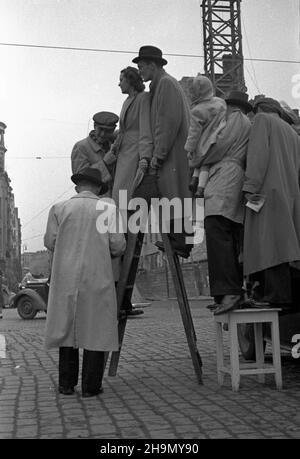 Warszawa, 1948-10-05. Ogólnopolskie zawody motocyklowe o mistrzostwo Warszawy, zorganizowane przez Klub Motorowy Okêcie. Jecha³o 52 zawodników. Inizio i meta przy ul. 6 Sierpnia. Trasa wiod³a ulicami: Noakowskiego, Koszykow¹, Such¹. Kibice. MW PAP Varsavia, 5 ottobre 1948. La competizione nazionale motociclistica per il campionato di Varsavia, organizzata dall'Okecie Motorcycle Club, con la partecipazione di 52 concorrenti. La partenza e la fine su via Sierpnia 6. Il percorso della gara ha condotto attraverso Noakowskiego, Koszykowa, Sucha Streets. Nella figura: Ventilatori. pap. mw Foto Stock