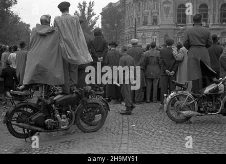 Warszawa, 1948-10-05. Ogólnopolskie zawody motocyklowe o mistrzostwo Warszawy, zorganizowane przez Klub Motorowy Okêcie. Jecha³o 52 zawodników. Inizio i meta przy ul. 6 Sierpnia. Trasa wiod³a ulicami: Noakowskiego, Koszykow¹, Such¹. Kibice nz. Na pl. Politechniki. pap. mw Varsavia, 5 ottobre 1948. La competizione nazionale motociclistica per il Campionato di varsavia, organizzata dall'Okecie Motorcycle Club, con la partecipazione di 52 concorrenti. La partenza e la fine su via Sierpnia 6. Il percorso della gara ha condotto attraverso Noakowskiego, Koszykowa, Sucha Streets. Nella foto: Fan su Piazza Politechniki. mw Foto Stock