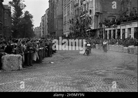 Warszawa, 1948-10-05. Ogólnopolskie zawody motocyklowe o mistrzostwo Warszawy, zorganizowane przez Klub Motorowy Okêcie. Jecha³o 52 zawodników. Inizio i meta przy ul. 6 Sierpnia. Trasa wiod³a ulicami: Noakowskiego, Koszykow¹, Such¹. Kibice stoj¹cy wzd³u¿ ul. Noakowskiego. mw PAP Varsavia, 5 ottobre 1948. La competizione nazionale motociclistica per il campionato di Varsavia, organizzata dall'Okecie Motorcycle Club, con la partecipazione di 52 concorrenti. La partenza e la fine su via Sierpnia 6. Il percorso della gara ha condotto attraverso Noakowskiego, Koszykowa, Sucha Streets. Nella foto: I fan che allineano Noakowskiego Foto Stock