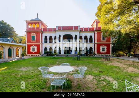 Vista sul retro del Judge's Court Hotel e la sua veranda e giardino a Pragpur, un villaggio storico nel distretto di Kagra, Himachal Pradesh Foto Stock