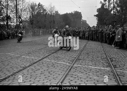 Warszawa, 1948-10-05. Ogólnopolskie zawody motocyklowe o mistrzostwo Warszawy, zorganizowane przez Klub Motorowy Okêcie. Jecha³o 52 zawodników. Inizio i meta przy ul. 6 Sierpnia. Trasa wiod³a ulicami: Noakowskiego, Koszykow¹, Such¹. Nz. Zawodnicy z ul. Nowowowowiejskiej skrêcaj¹ na pl. Politechniki. pap. mw Varsavia, 5 ottobre 1948. La competizione nazionale motociclistica per il campionato di Varsavia, organizzata dall'Okecie Motorcycle Club, con la partecipazione di 52 concorrenti. La partenza e la fine su via Sierpnia 6. Il percorso della gara ha condotto attraverso Noakowskiego, Koszykowa, Sucha Streets. Nella foto: com Foto Stock