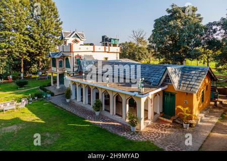 Vista sul retro del Judge's Court Hotel e la sua veranda e giardino a Pragpur, un villaggio storico nel distretto di Kagra, Himachal Pradesh Foto Stock