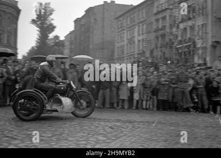 Warszawa, 1948-10-05. Ogólnopolskie zawody motocyklowe o mistrzostwo Warszawy, zorganizowane przez Klub Motorowy Okêcie. Jecha³o 52 zawodników. Inizio i meta przy ul. 6 Sierpnia. Trasa wiod³a ulicami: Noakowskiego, Koszykow¹, Such¹. Zawodnicy naz. Nz. Politechniki. mw PAP Varsavia, 5 ottobre 1948. La competizione nazionale motociclistica per il campionato di Varsavia, organizzata dall'Okecie Motorcycle Club, con la partecipazione di 52 concorrenti. La partenza e la fine su via Sierpnia 6. Il percorso della gara ha condotto attraverso Noakowskiego, Koszykowa, Sucha Streets. Nella foto: Concorrenti su Politechniki Squar Foto Stock