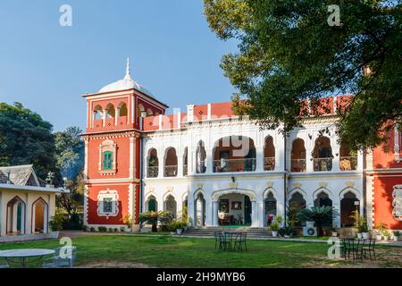 Vista sul retro del Judge's Court Hotel e la sua veranda e giardino a Pragpur, un villaggio storico nel distretto di Kagra, Himachal Pradesh Foto Stock