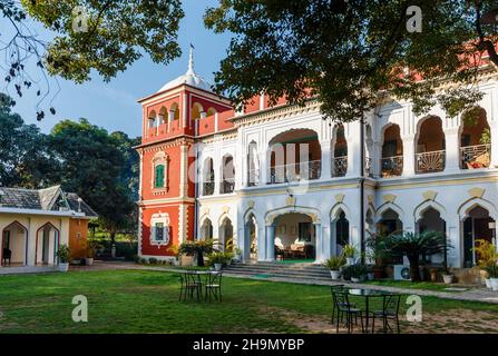 Vista sul retro del Judge's Court Hotel e la sua veranda e giardino a Pragpur, un villaggio storico nel distretto di Kagra, Himachal Pradesh Foto Stock