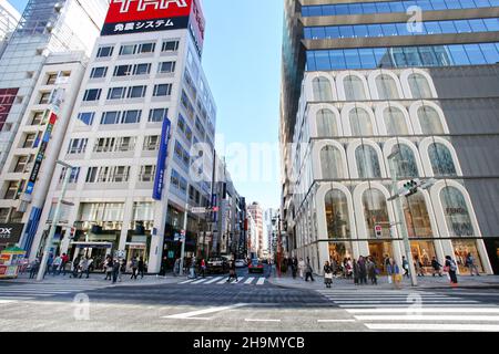 Chuo-dori Ave nel cuore di Ginza, Tokyo, con edifici alti, boutique di lusso, ristoranti e gente che cammina sulla strada. Foto Stock