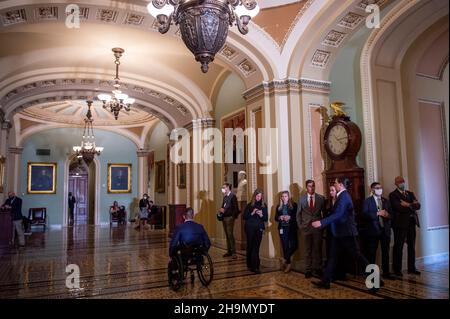 Washington, Stati Uniti d'America. 7 dicembre 2021. Il rappresentante degli Stati Uniti Madison Cawthorn (repubblicano della Carolina del Nord) passa dalla Camera del Senato durante un voto al Campidoglio degli Stati Uniti a Washington, DC, martedì 7 dicembre 2021. Credit: Rod Lammey/CNP/Sipa USA Credit: Sipa USA/Alamy Live News Foto Stock