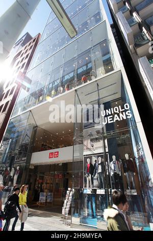 Chuo-dori Ave nel cuore di Ginza, Tokyo, con edifici alti, boutique di lusso, ristoranti e gente che cammina sulla strada. Foto Stock