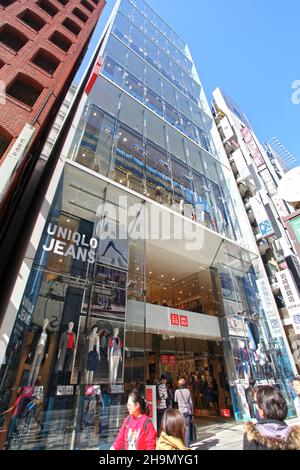 Chuo-dori Ave nel cuore di Ginza, Tokyo, con edifici alti, boutique di lusso, ristoranti e gente che cammina sulla strada. Foto Stock