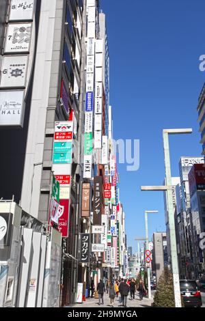 Chuo-dori Ave nel cuore di Ginza, Tokyo, con edifici alti, boutique di lusso, ristoranti e gente che cammina sulla strada. Foto Stock
