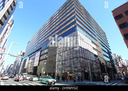 Chuo-dori Ave nel cuore di Ginza, Tokyo, con edifici alti, boutique di lusso, ristoranti e gente che cammina sulla strada. Foto Stock