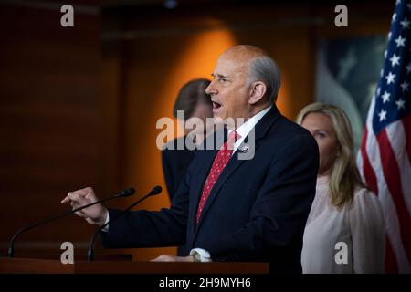 Washington, Stati Uniti d'America. 7 dicembre 2021. Il rappresentante degli Stati Uniti Louie Gohmert (rappresentante del Texas) offre osservazioni durante una conferenza stampa sul trattamento del 6 gennaio imputati a Washington, DC prigione, presso il Campidoglio degli Stati Uniti a Washington, DC, Martedì, 7 dicembre 2021. Credit: Rod Lammey/CNP/Sipa USA Credit: Sipa USA/Alamy Live News Foto Stock