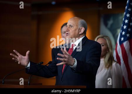 Washington, Stati Uniti d'America. 7 dicembre 2021. Il rappresentante degli Stati Uniti Louie Gohmert (rappresentante del Texas) offre osservazioni durante una conferenza stampa sul trattamento del 6 gennaio imputati a Washington, DC prigione, presso il Campidoglio degli Stati Uniti a Washington, DC, Martedì, 7 dicembre 2021. Credit: Rod Lammey/CNP/Sipa USA Credit: Sipa USA/Alamy Live News Foto Stock
