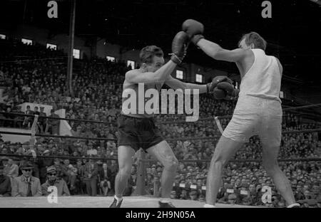 Warszawa, 1948-10-10. Z okazji czwartej rocznicy istnienia Milicji Obywatelskiej odby³y siê zawody bokserskie na stadionie Wojskowego Klubu Sportowego Legia. Gwardia Warszawa walczy³a z reprezentacj¹ Gwardii z prowincji, opart¹ na by³ym Milicyjnym Klubie Sportowym Gdañsk. Sêdziowa³ kpt. Julian Neuding. Wygra³a Warszawa 10:4. NZ. Na ringu Komuda z Gwardii (P) kontra Aleksy Antkiewicz, pojedynek w wadze lekkiej. mw PAP Varsavia, 10 ottobre 1948. Un concorso di pugilato è stato tenuto per celebrare il 4 ° anniversario dei cittadini Militia MO a Legia, il club sportivo militare. Gwardia Warszawa combatté con un provino Foto Stock