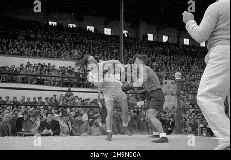 Warszawa, 1948-10-10. Z okazji czwartej rocznicy istnienia Milicji Obywatelskiej odby³y siê zawody bokserskie na stadionie Wojskowego Klubu Sportowego Legia. Gwardia Warszawa walczy³a z reprezentacj¹ Gwardii z prowincji, opart¹ na by³ym Milicyjnym Klubie Sportowym Gdañsk. Sêdziowa³ kpt. Julian Neuding. Wygra³a Warszawa 10:4. NZ. Na ringu Komuda z Gwardii (L) kontra Aleksy Antkiewicz, pojedynek w wadze lekkiej. mw PAP Varsavia, 10 ottobre 1948. Un concorso di pugilato è stato tenuto per celebrare il 4 ° anniversario dei cittadini Militia MO a Legia, il club sportivo militare. Gwardia Warszawa combatté con un provino Foto Stock