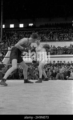 Warszawa, 1948-10-10. Z okazji czwartej rocznicy istnienia Milicji Obywatelskiej odby³y siê zawody bokserskie na stadionie Wojskowego Klubu Sportowego Legia. Gwardia Warszawa walczy³a z reprezentacj¹ Gwardii z prowincji, opart¹ na by³ym Milicyjnym Klubie Sportowym Gdañsk. Sêdziowa³ kpt. Julian Neuding. Wygra³a Warszawa 10:4. mw PAP Varsavia, 10 ottobre 1948. Un concorso di pugilato è stato tenuto per celebrare il 4 ° anniversario dei cittadini Militia MO a Legia, il club sportivo militare. Gwardia Warszawa ha combattuto con una squadra provinciale di Gwardia formata dall'ex club sportivo Militia di Gdansk. Arbitro capitano Julian NE Foto Stock