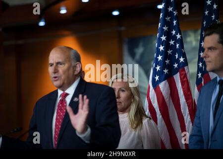 Il rappresentante degli Stati Uniti Louie Gohmert (rappresentante del Texas) offre osservazioni durante una conferenza stampa sul trattamento del 6 gennaio imputati a Washington, DC prigione, presso il Campidoglio degli Stati Uniti a Washington, DC, Martedì, 7 dicembre 2021. Credito: Rod Lammey/CNP Foto Stock