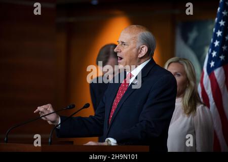 Il rappresentante degli Stati Uniti Louie Gohmert (rappresentante del Texas) offre osservazioni durante una conferenza stampa sul trattamento del 6 gennaio imputati a Washington, DC prigione, presso il Campidoglio degli Stati Uniti a Washington, DC, Martedì, 7 dicembre 2021. Credito: Rod Lammey/CNP Foto Stock