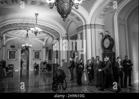 Washington, Vereinigte Staaten. 7 dicembre 2021. Il rappresentante degli Stati Uniti Madison Cawthorn (repubblicano della Carolina del Nord) passa dalla Camera del Senato durante un voto al Campidoglio degli Stati Uniti a Washington, DC, martedì 7 dicembre 2021. Credit: Rod Lammey/CNP/dpa/Alamy Live News Foto Stock