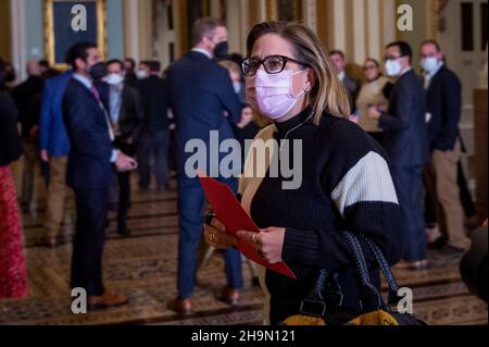 Washington, Vereinigte Staaten. 7 dicembre 2021. Il senatore degli Stati Uniti Kyrsten Sinema (democratico dell'Arizona) arriva alla Camera del Senato durante un voto al Campidoglio degli Stati Uniti a Washington, DC, martedì 7 dicembre 2021. Credit: Rod Lammey/CNP/dpa/Alamy Live News Foto Stock