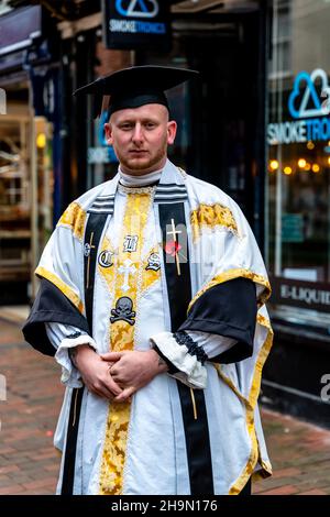 I membri della Cliffe Bonfire Society vestiti in costume religioso per le strade di Lewes prima delle celebrazioni annuali della notte del Bonfire, Lewes, Regno Unito. Foto Stock