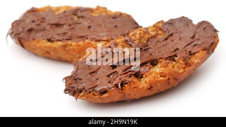 Biscotti tostati con crema al cioccolato su sfondo bianco Foto Stock