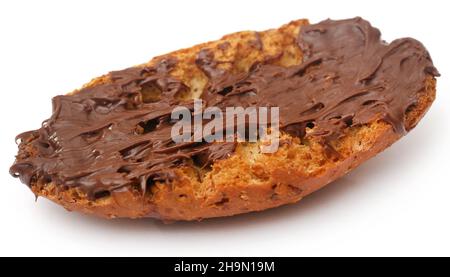 Biscotti tostati con crema al cioccolato su sfondo bianco Foto Stock